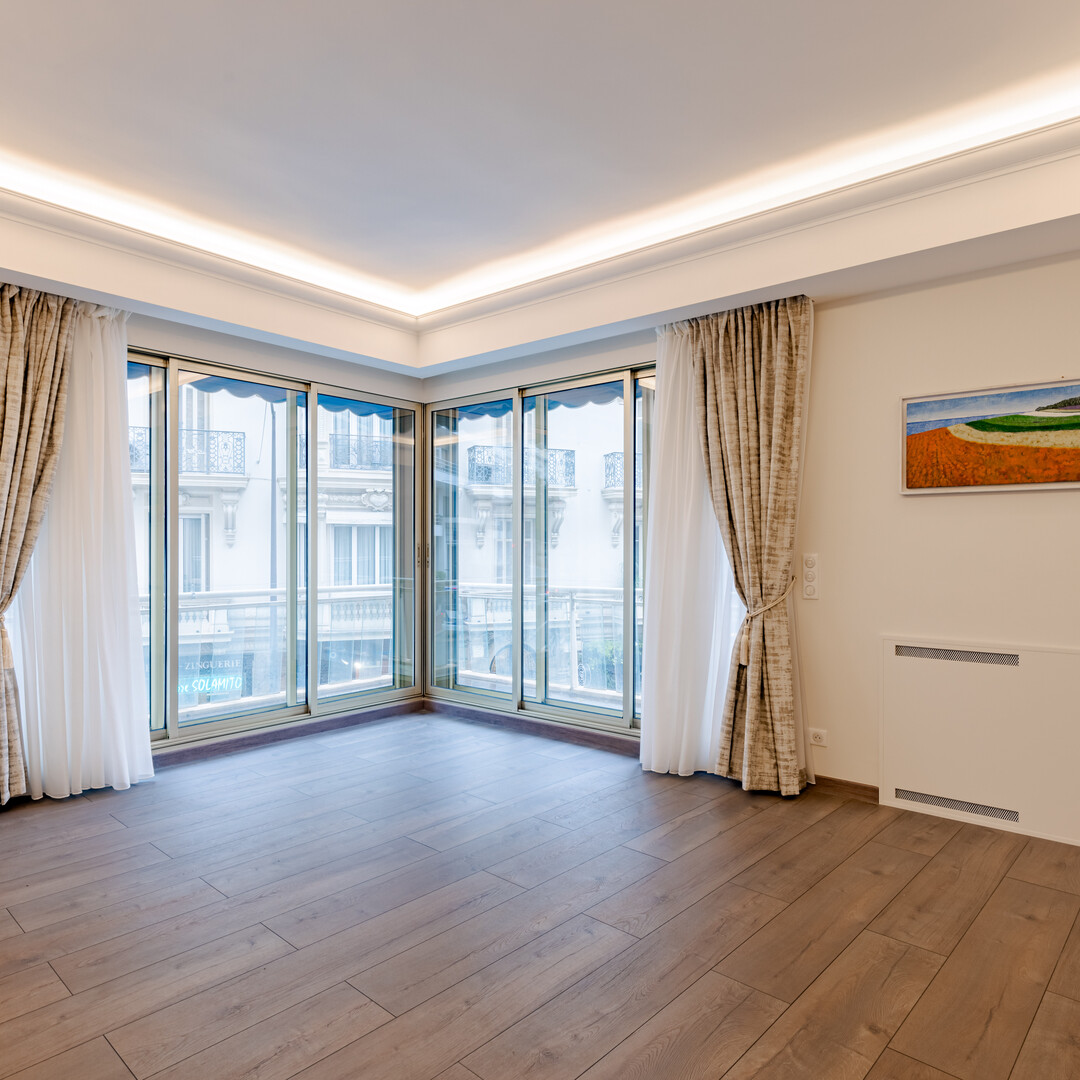 MAGNIFICENT 4 ROOM APARTMENT IN THE CITY CENTER